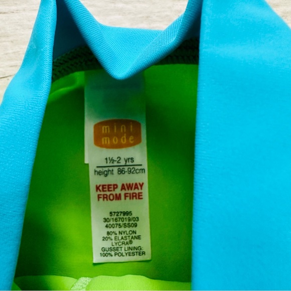 Mini Mode Shark 🦈 Rashguard Top 18-24 Months - Picture 4 of 4